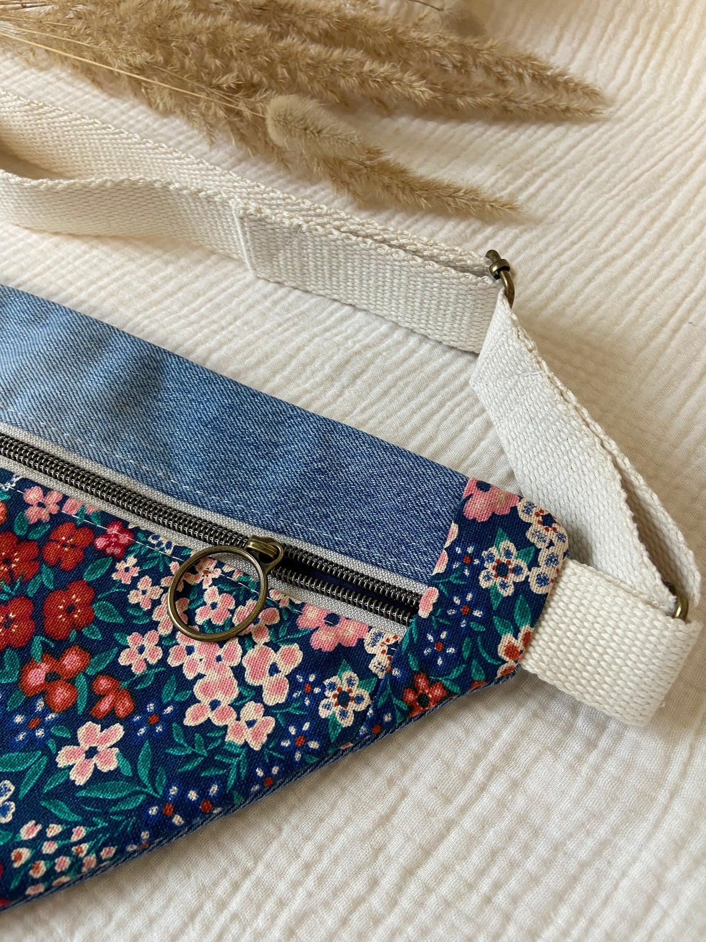 Sac banane en jean upcyclé