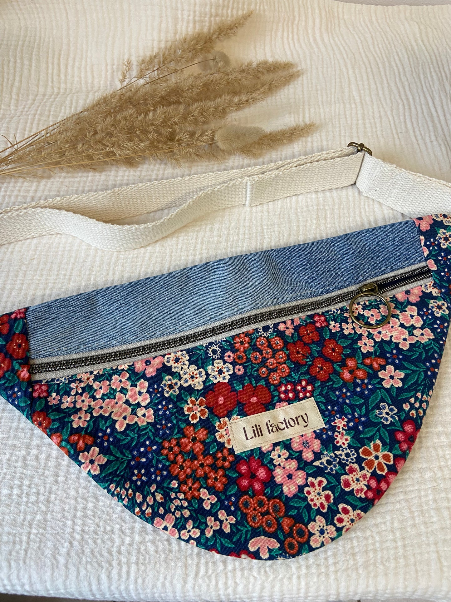 Sac banane en jean upcyclé